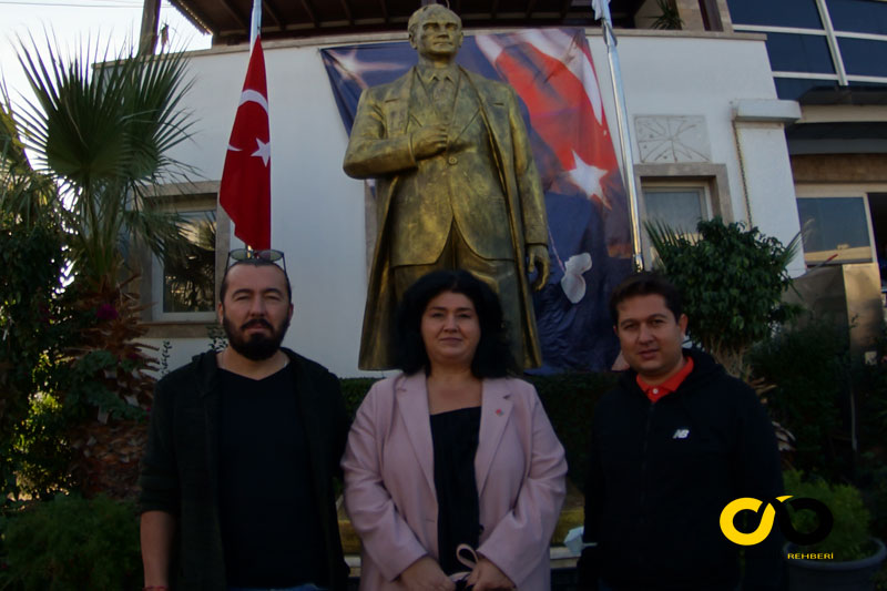 Gümüşlük'te 10 Kasım Atatürk'ü Anma Günü. Kemal Gökal, Nurhan Fıratlı, Eray Karabağlı (Soldan sağa)
