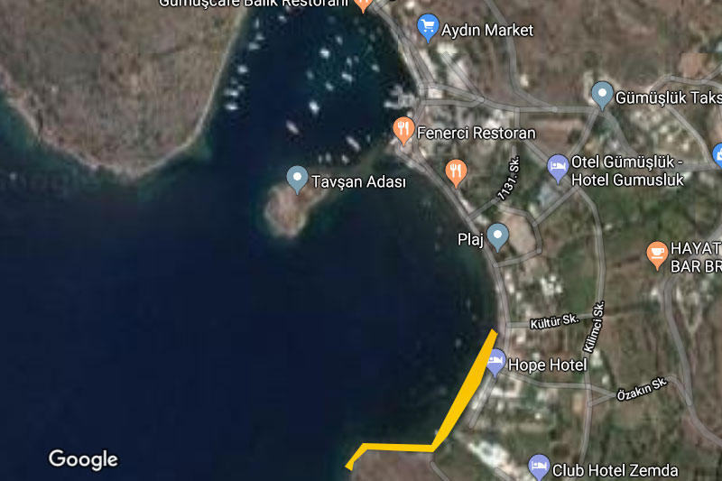 Gümüşlük Koyu Olta Balıkçılığı koy içi alanı - Sarı bantlı alan (Görsel; Google Haritalar - Uyarlama Yalçın Çakır)